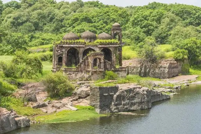 Carved stone temple ruins inside the fort complex, reflecting centuries of Ranthambore Fort history