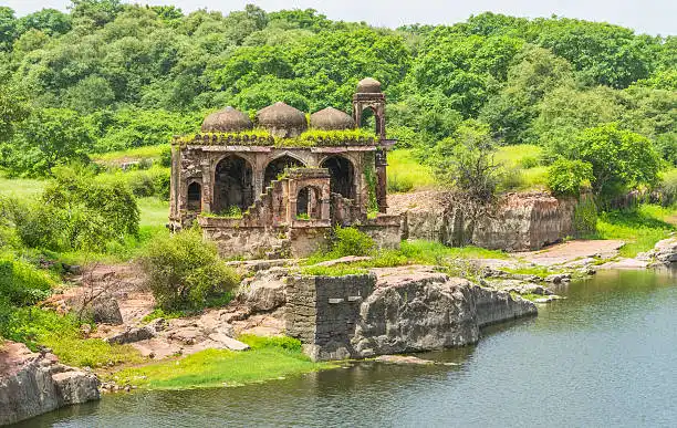 Ancient palace ruins inside Ranthambore Fort visited during the Ranthambore Fort Tour