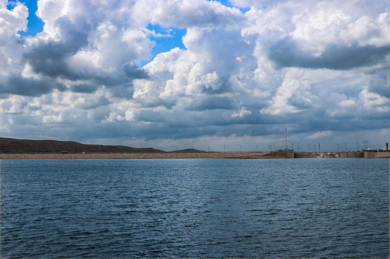 Early morning light reflecting across the water at Mansarovar Dam