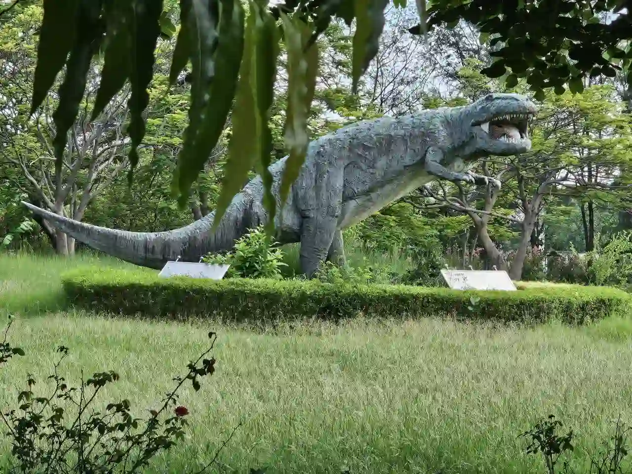 Tourists walking through Rajiv Gandhi Regional Museum of Natural History, Sawai Madhopur